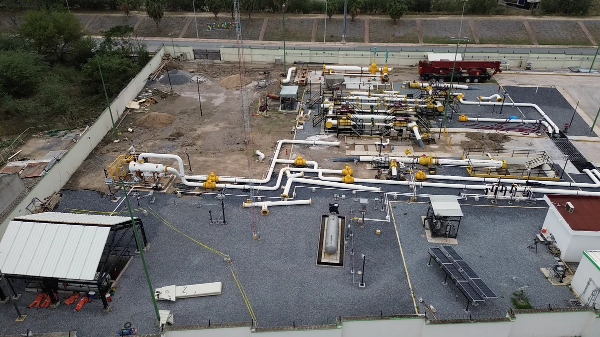 Vista aérea de la Terminal 02 del gasoducto Libramiento Reynosa: tuberías blancas con válvulas amarillas sobre soportes, cobertizo y patio de grava
